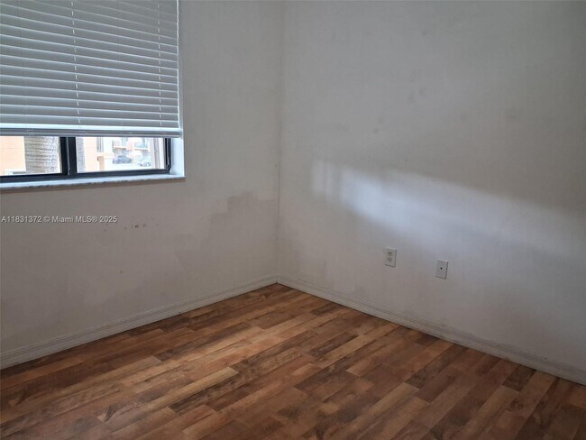 Building Photo - 9340 Fontainebleau Blvd