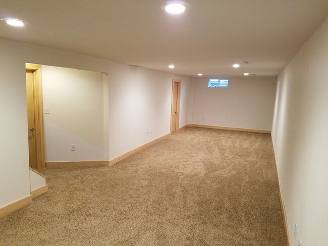 Building Photo - 4 Bedroom house in great CF Location