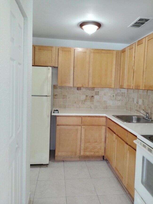 Building Photo - 407 Executive Center Dr