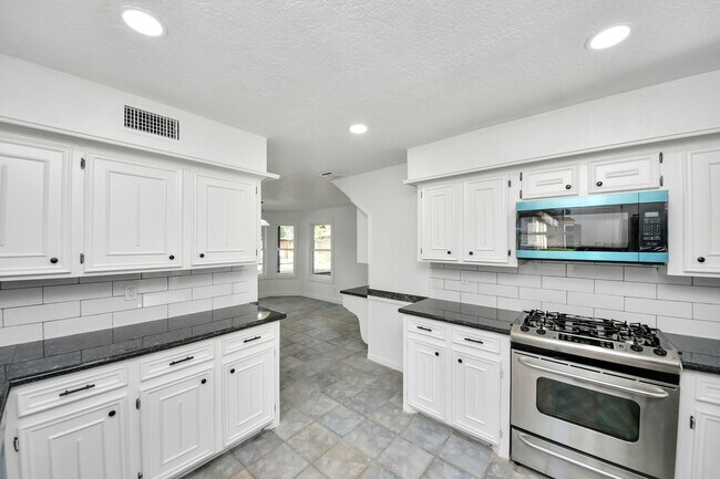 Building Photo - 616 S Rivershire Dr