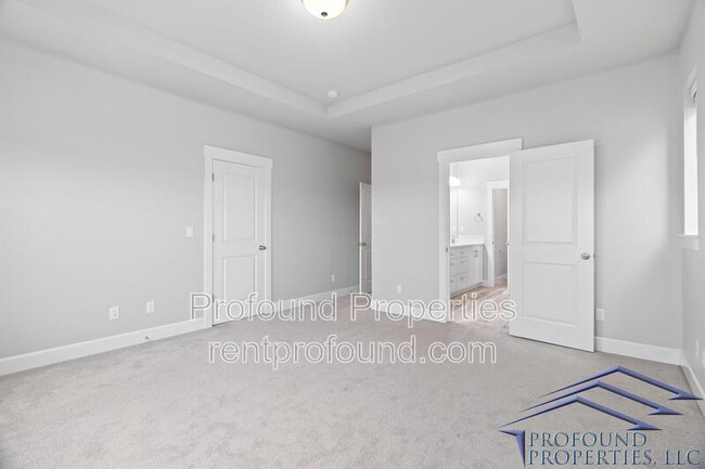 Building Photo - 6843 SE Red Alder St