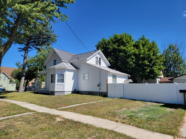 Building Photo - 703 Hopkins St