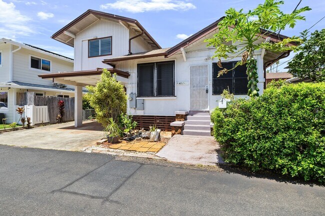 Building Photo - 3-bedroom, 2-bath single-family home with a covered porch and parking. Ideally located near Diamo...