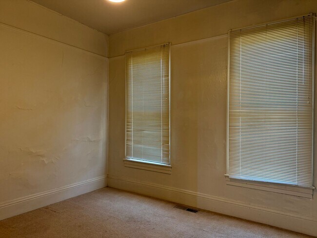 Building Photo - "Charming 2-Bedroom Country Cottage with P...