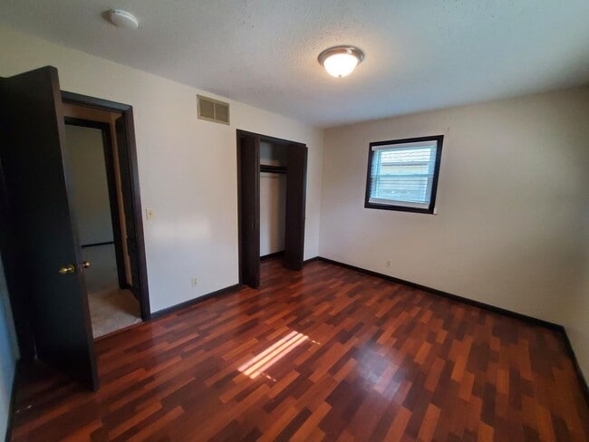 Building Photo - large free standing home Just S. of 13th a...