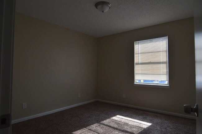 Building Photo - 4551 Sunny View Dr