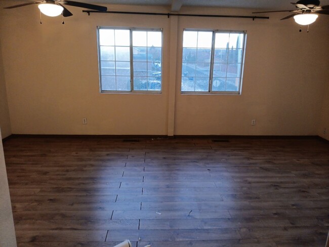 Building Photo - Spacious 2 Bedroom 3 Bathroom!! Pictures a...