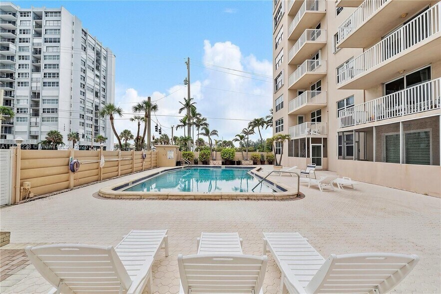 Building Photo - 1401 S Ocean Dr