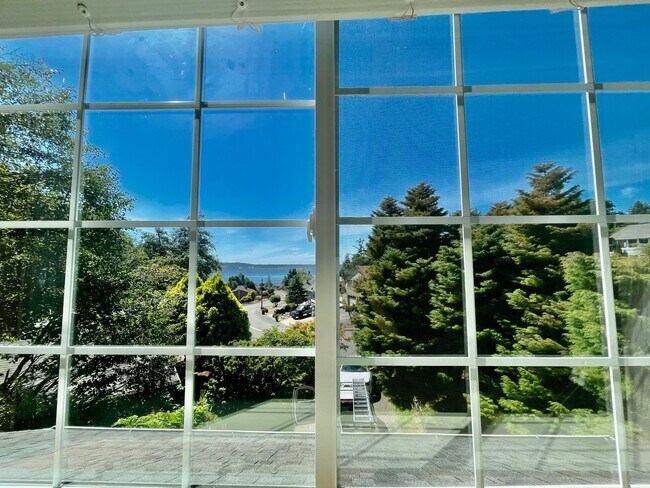 Building Photo - 3 Bedroom, 1 Bonus office/craft Room  and ...