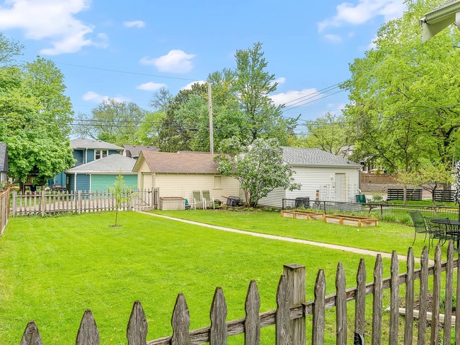 Building Photo - 2 Bed | 1 Bath House in Desired Mpls Neigh...