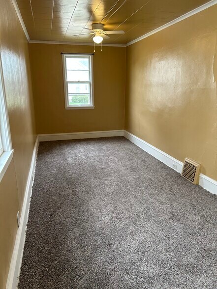 Building Photo - 403 W South Park Ave