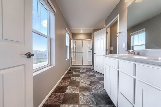 Building Photo - Gorgeous 4 bed, 3 bath, loft and an office!