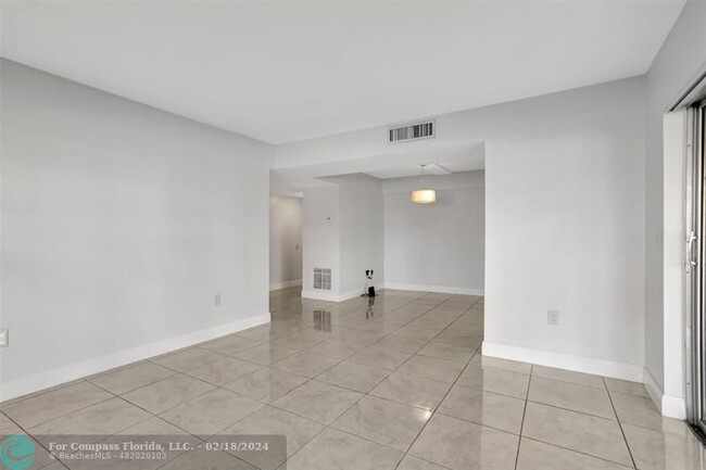 Building Photo - 4156 Inverrary Dr