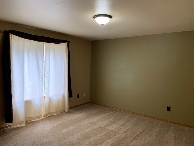 Building Photo - Spacious Open Layout 3 bedroom, 2 bath Rambler in Clearwood!