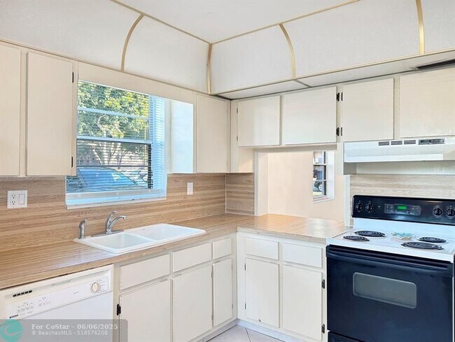 Building Photo - 6090 N Sabal Palm Blvd
