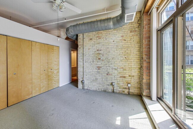 Building Photo - 420 S Clinton St