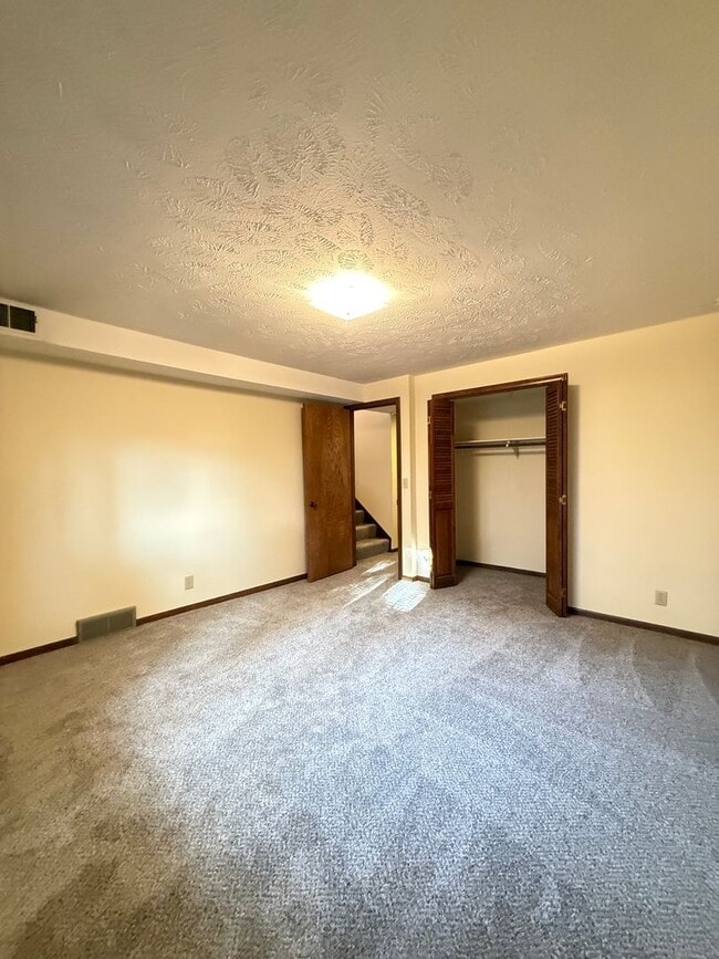 Building Photo - Spacious 3 Bedroom Duplex! Available Now!