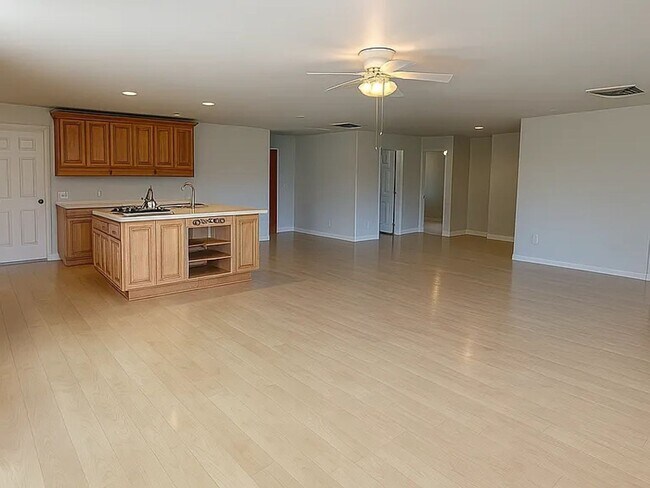 Building Photo - Beautiful 2 Bed 2 Bath Home Available NOW!!!