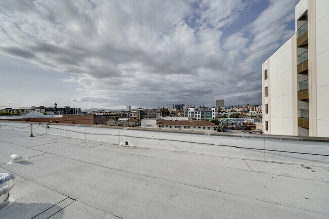 Building Photo - 1056 5/3 Normandie Ave-301C