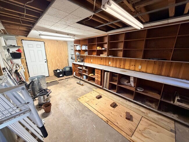 Building Photo - 1024 Cherokee Dr