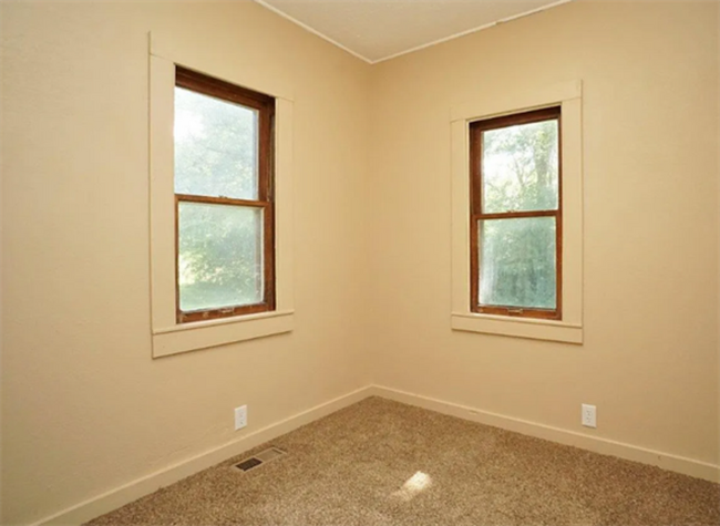 Building Photo - 541 W Belmont Ave