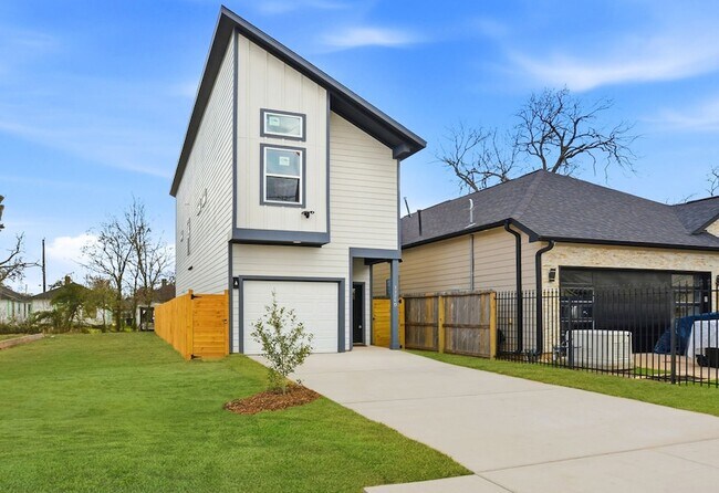 Building Photo - 3320 Francis St