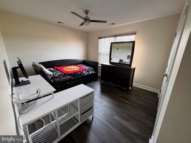 Building Photo - 220 Fountain Ln