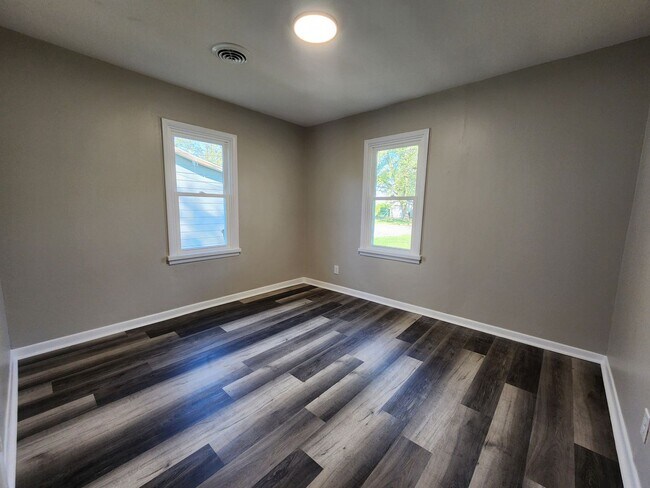 Building Photo - Spacious 3-Bedroom, 1-Bathroom Home AVAILA...