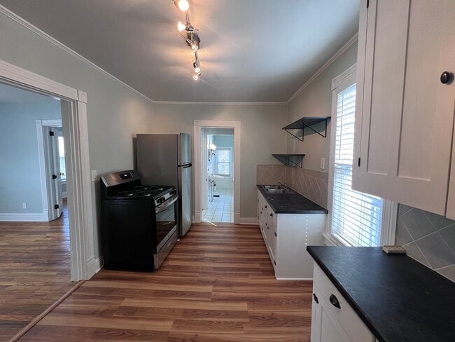 Building Photo - East Hills upper duplex!