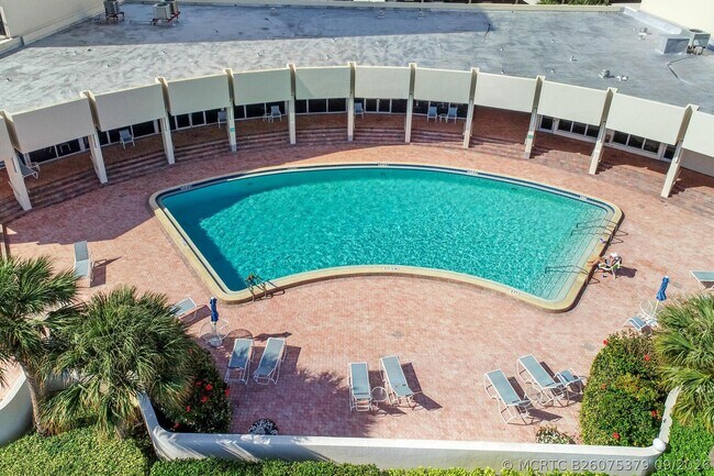 Building Photo - 132 Lakeshore Dr