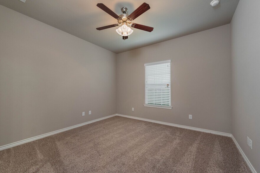 Building Photo - Now Pre-Leasing for August 2026! Five Bed Luxury Home in Pershing Pointe Villas!