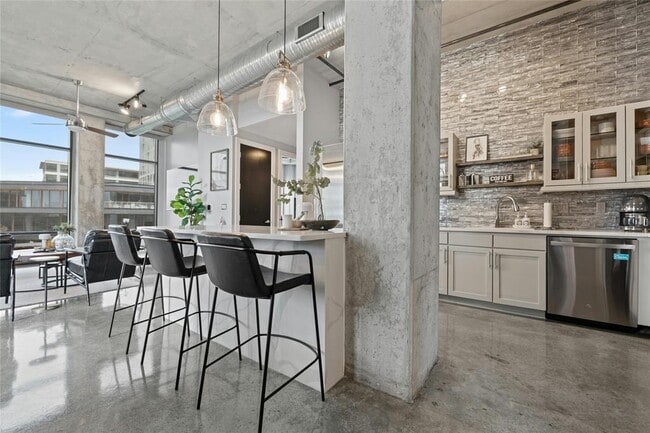 Building Photo - 800 W 5th St