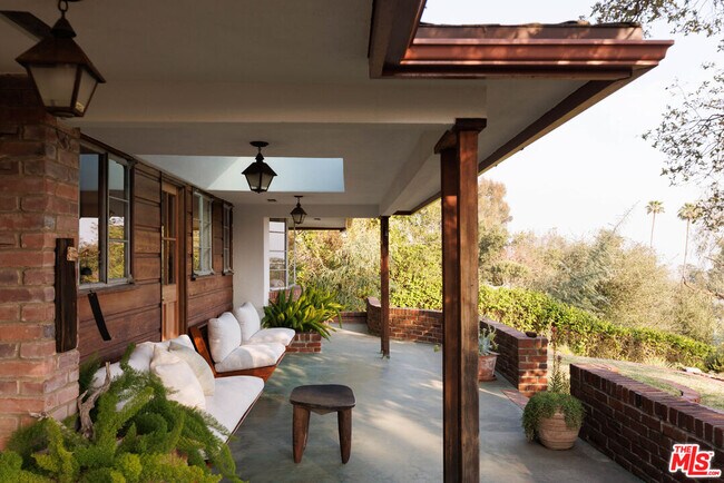 Building Photo - 1575 E Loma Alta Dr