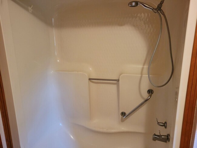 Building Photo - 912 N Main St