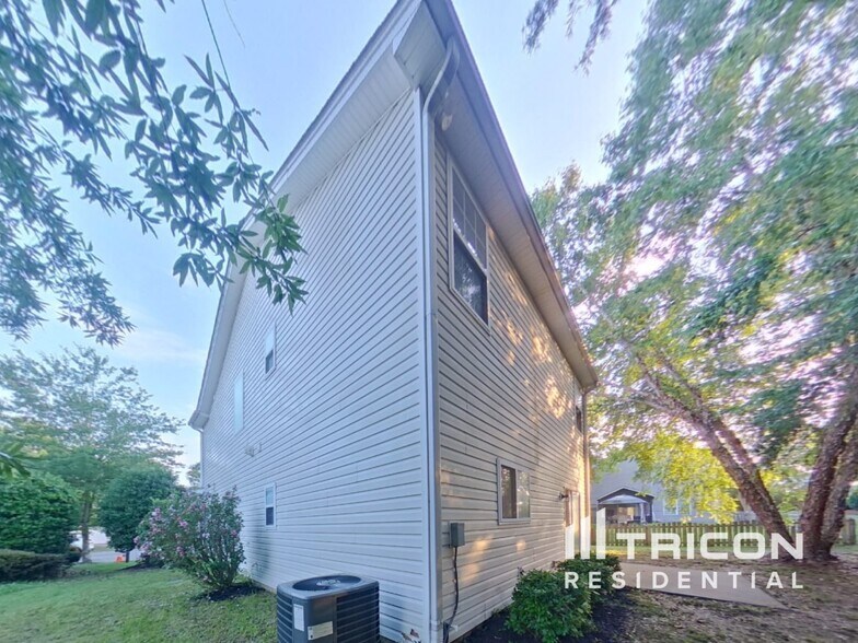 Building Photo - 13706 Traherne Ct