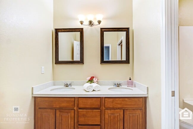Building Photo - 3BR/2.5BA Townhome Close to the Sonoma Plaza!