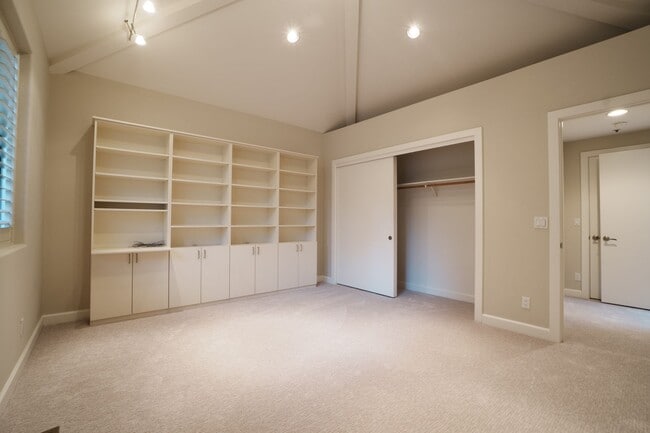 Building Photo - Spectacular 3 bed/3 bath home, gated community, walk to town!