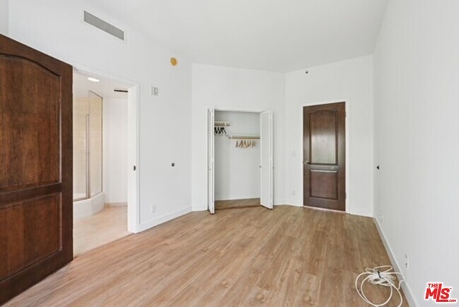 Building Photo - 10351 Wilshire Blvd