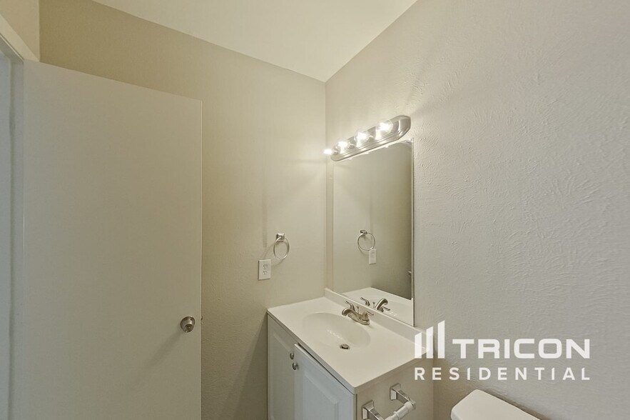 Building Photo - 2507 Arapaho Dr