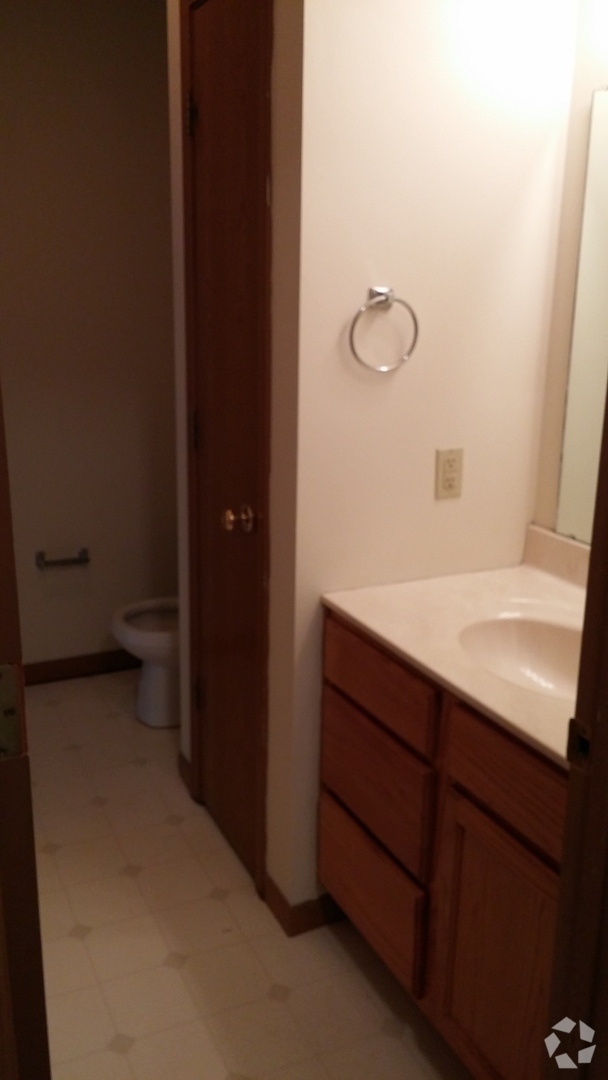 Building Photo - 2 bedroom 2 bath duplex with Open Floor Plan