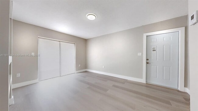 Building Photo - 329 SW 9th Ave