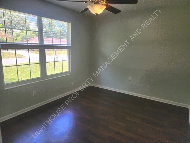 Building Photo - **Discover Your Dream Home: Spacious 4-Bed...