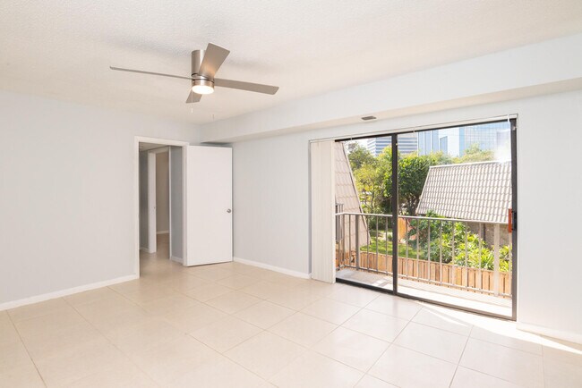 Building Photo - 1700 Embassy Dr