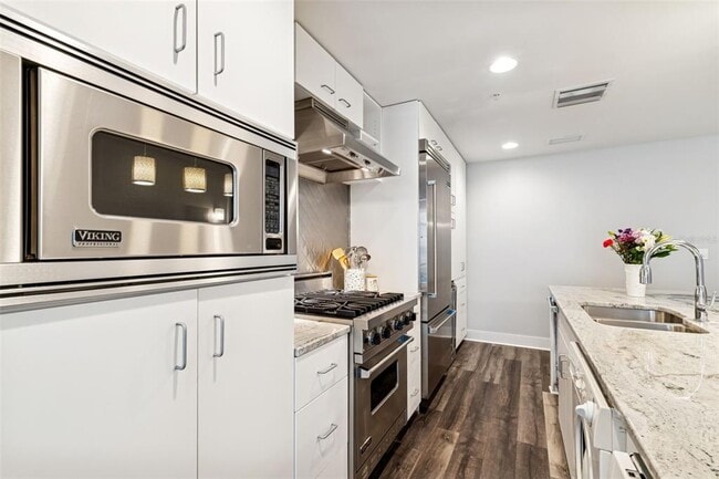 Building Photo - 1120 E Kennedy Blvd