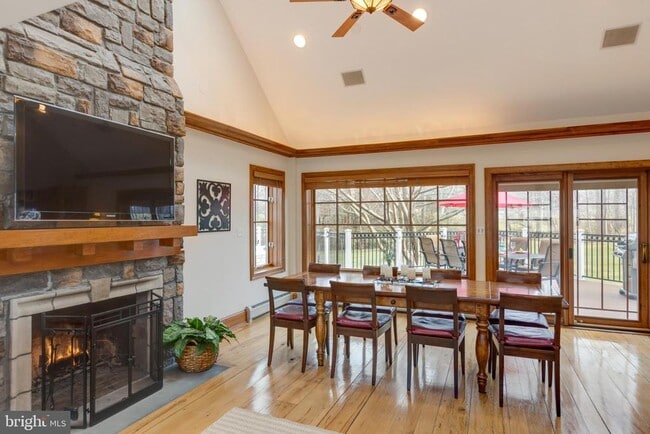 Building Photo - 1057 Vista Dr
