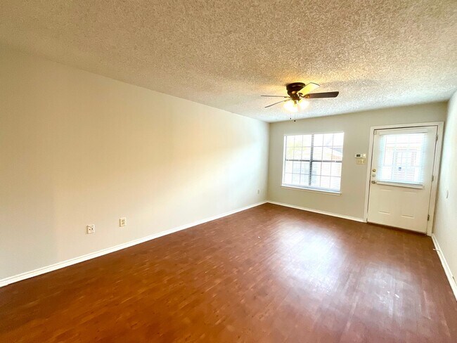 Building Photo - **MOVE IN SPECIAL!!** Spacious 2 Bedroom / 2 Bath Unit!