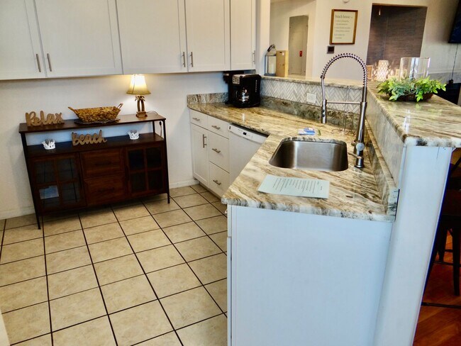 Building Photo - Furnished All-Inclusive 4bed/3bath condo a...