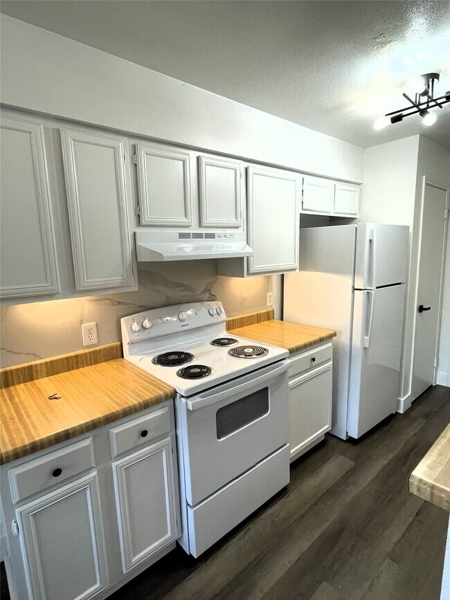 Building Photo - 741 James St