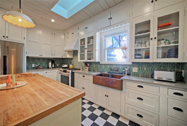 Building Photo - 1704 Alameda Dr