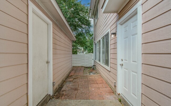 Building Photo - 15850 E Park Ct